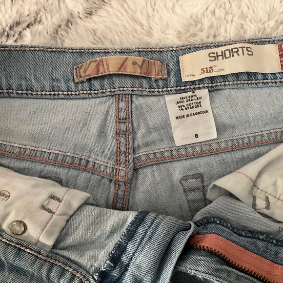 RARE FIND, VINTAGE BLUE DENIM LEVI’S SHORTS, SIZE 6 - Picture 3 of 6